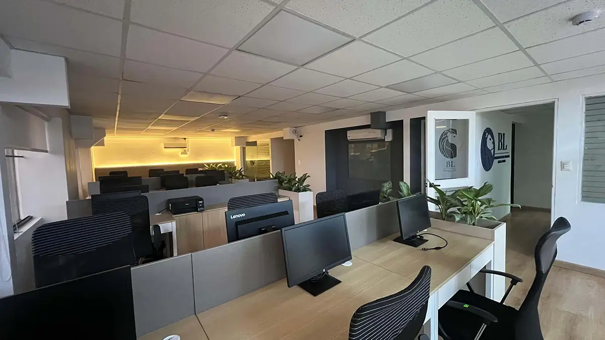 Alarq Studio - Oficina BL Corredores de Seguros, Diseño corporativo moderno